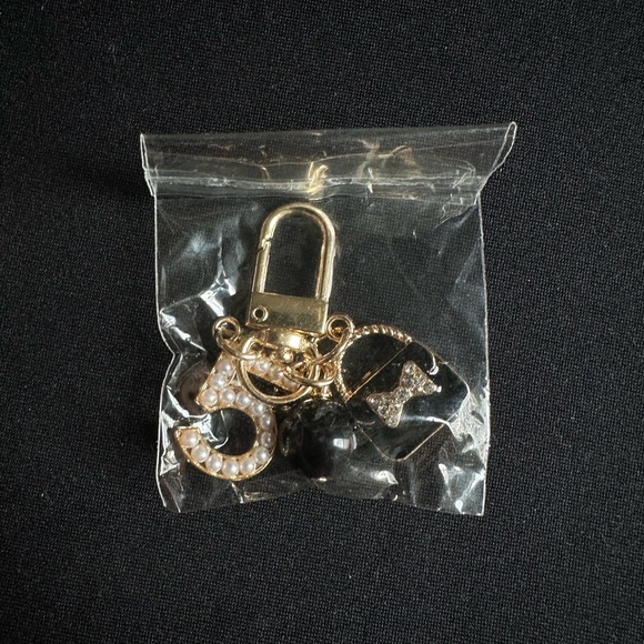 New Beautiful Bag Charm/ Key Chain in Gild and Black. - Picture 3 of 3